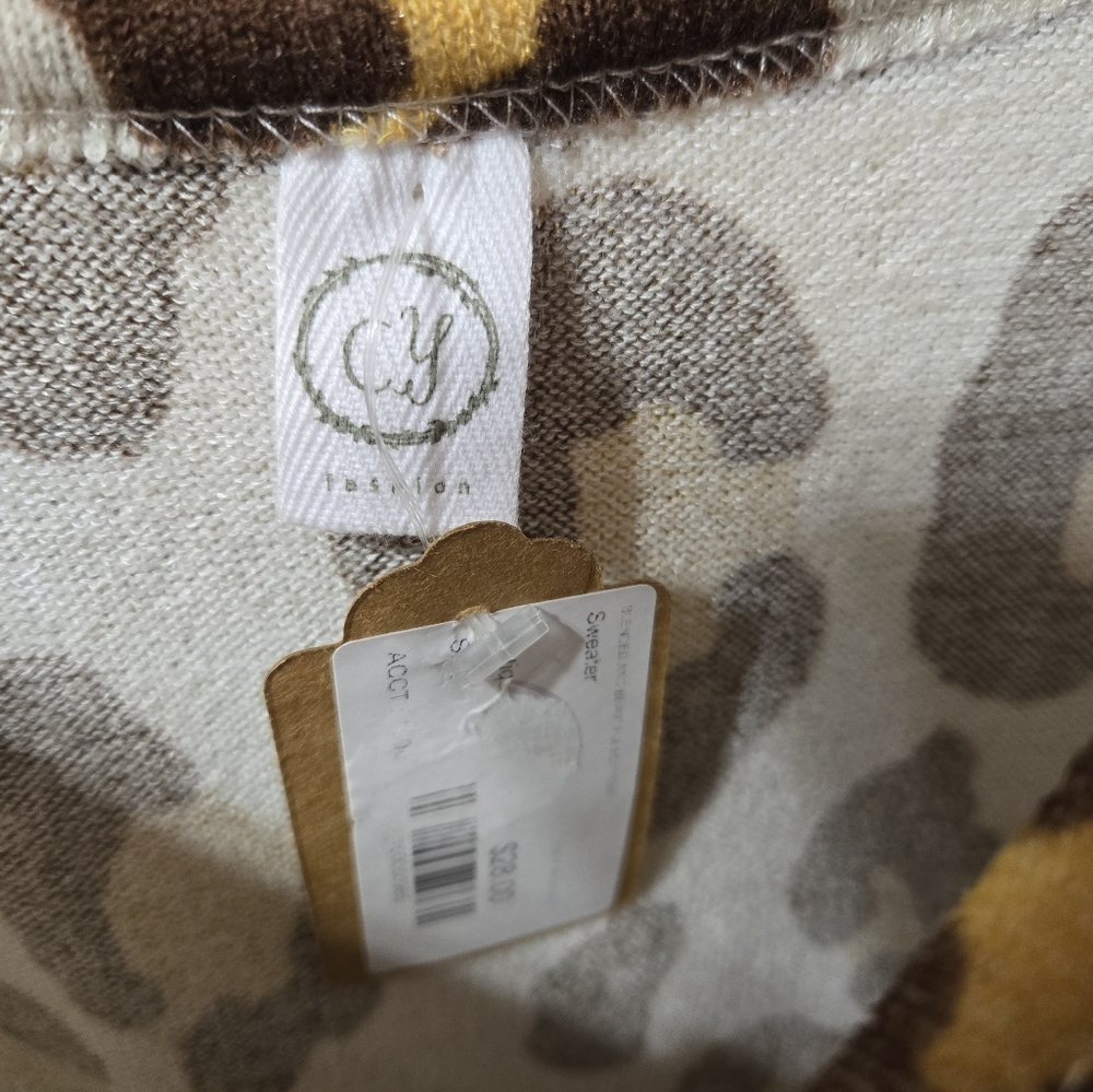 🌴CY Fashion Long Sleeve Animal Print Top NWT Size: Large - Picture 3 of 4